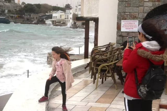 Bodrum'u Fırtına Vurdu; İş Yerleri Su Bastı, Kayıklar Alabora Oldu