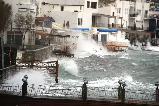 Bodrum'u Fırtına Vurdu; İş Yerleri Su Bastı, Kayıklar Alabora Oldu
