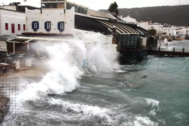 Bodrum'u Fırtına Vurdu; İş Yerleri Su Bastı, Kayıklar Alabora Oldu