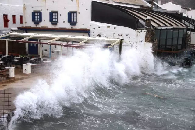 Bodrum'u Fırtına Vurdu; İş Yerleri Su Bastı, Kayıklar Alabora Oldu
