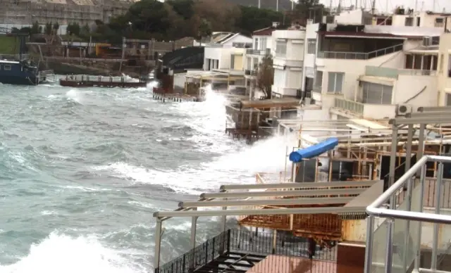 Bodrum'u Fırtına Vurdu; İş Yerleri Su Bastı, Kayıklar Alabora Oldu