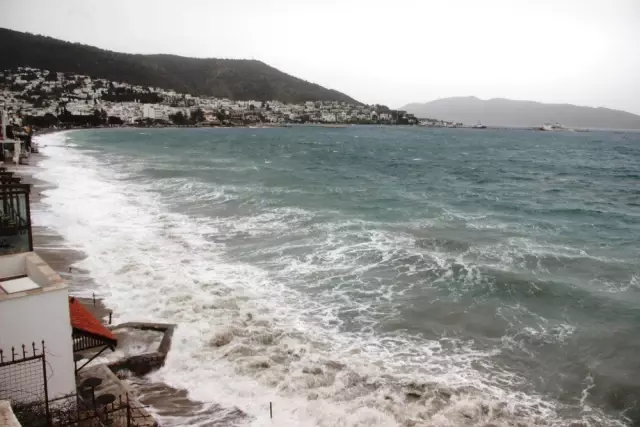 Bodrum'u Fırtına Vurdu; İş Yerleri Su Bastı, Kayıklar Alabora Oldu