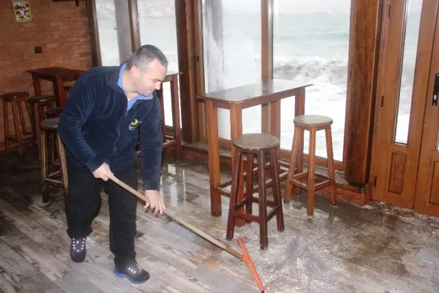 Bodrum'u Fırtına Vurdu; İş Yerleri Su Bastı, Kayıklar Alabora Oldu