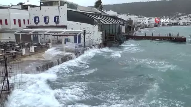 Bodrum'u Fırtına Vurdu...iş Yerlerini Su Bastı, Kayıklar Alabora Oldu