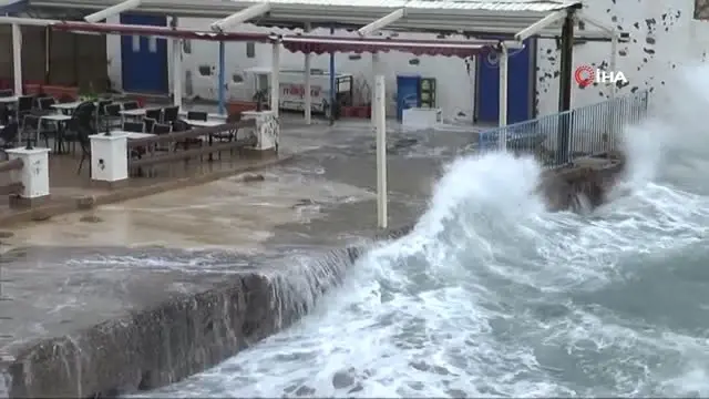 Bodrum'u Fırtına Vurdu...iş Yerlerini Su Bastı, Kayıklar Alabora Oldu
