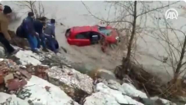 Buse Acar'ın Aracını Kontrol Etmek İsteyen Vatandaş Sel Sularına Kapıldı