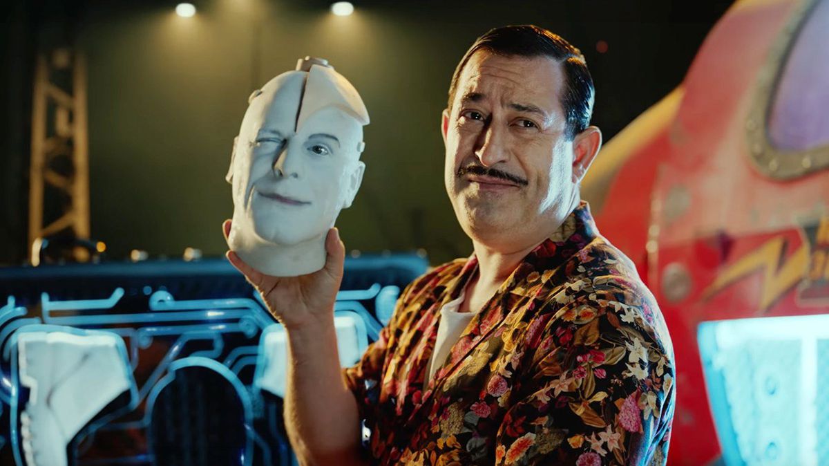 Cem Yılmaz, Güzel Sanatlarda Okuyan Bir Öğrenciye Filminde Kullandığı Piyanoyu Hediye Etti