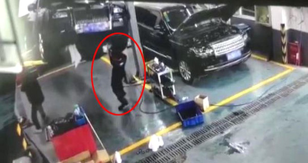 Devrilmek Üzere Olan Lüks Aracı Tutmak İsteyen İşçi, Aracın Altında Kalarak Can Verdi