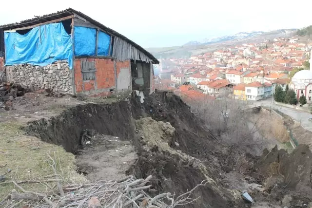 Eskigediz'de Toprak Kayması Eskigediz'de Toprak Kayması