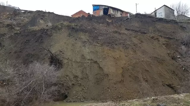 Eskigediz'de Toprak Kayması Eskigediz'de Toprak Kayması
