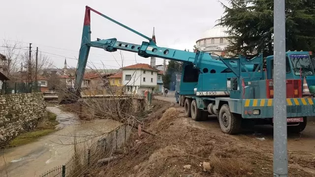 Eskigediz'de Toprak Kayması Eskigediz'de Toprak Kayması
