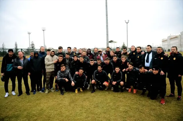 Eskişehirspor'da Lisansı Çıkmayan 9 Futbolcu Takımdan Ayrıldı Eskişehirspor'da Lisansı Çıkmayan 9 Futbolcu Takımdan Ayrıldı