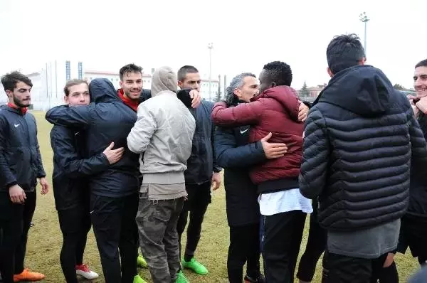 Eskişehirspor'da Lisansı Çıkmayan 9 Futbolcu Kulüpten Ayrıldı Eskişehirspor'da Lisansı Çıkmayan 9 Futbolcu Kulüpten Ayrıldı