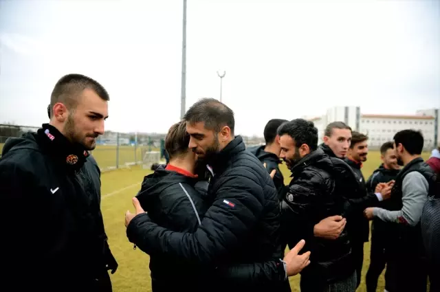 Eskişehirspor'da Lisansı Çıkmayan 9 Futbolcu Takımdan Ayrıldı Eskişehirspor'da Lisansı Çıkmayan 9 Futbolcu Takımdan Ayrıldı