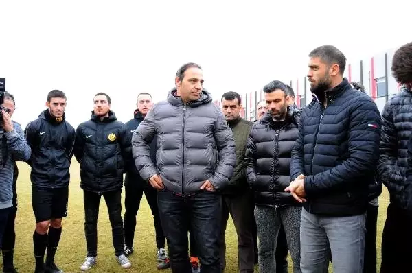 Eskişehirspor'da Lisansı Çıkmayan 9 Futbolcu Kulüpten Ayrıldı Eskişehirspor'da Lisansı Çıkmayan 9 Futbolcu Kulüpten Ayrıldı