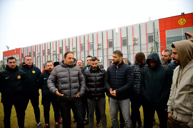 Eskişehirspor'da Lisansı Çıkmayan 9 Futbolcu Takımdan Ayrıldı Eskişehirspor'da Lisansı Çıkmayan 9 Futbolcu Takımdan Ayrıldı