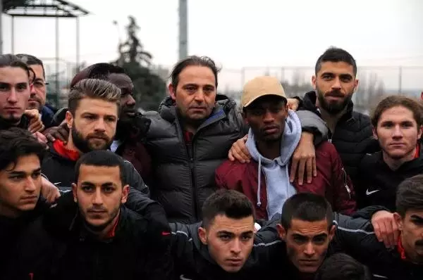 Eskişehirspor'da Lisansı Çıkmayan 9 Futbolcu Kulüpten Ayrıldı Eskişehirspor'da Lisansı Çıkmayan 9 Futbolcu Kulüpten Ayrıldı