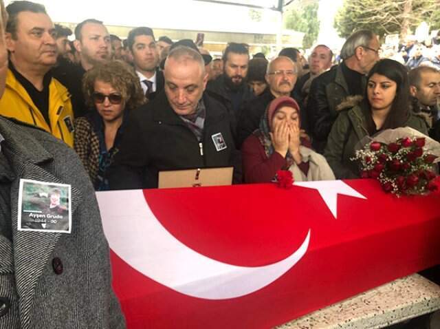 İlyas Salman, Ayşen Gruda'nın Cenaze Töreninde Tabutun Başından Ayrılmadı
