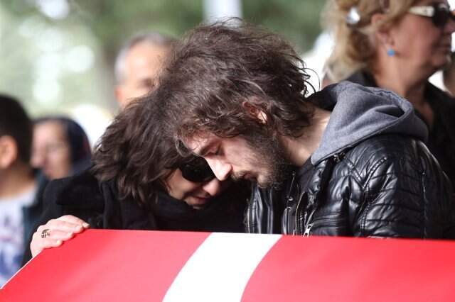 İlyas Salman, Ayşen Gruda'nın Cenaze Töreninde Tabutun Başından Ayrılmadı