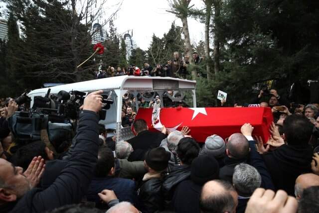İlyas Salman, Ayşen Gruda'nın Cenaze Töreninde Tabutun Başından Ayrılmadı