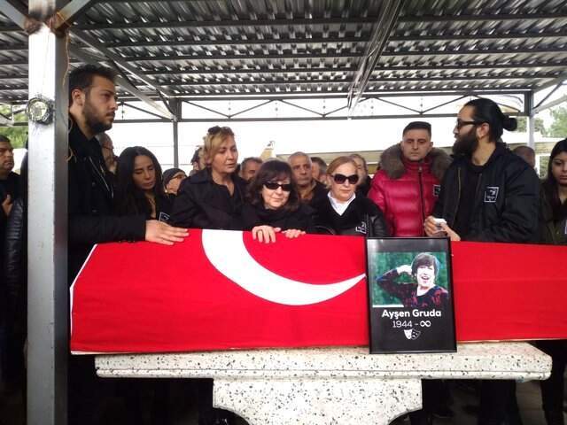 İlyas Salman, Ayşen Gruda'nın Cenaze Töreninde Tabutunun Başından Ayrılmadı