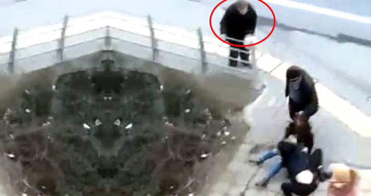 Kızların Cadde Ortasında Saç Saça Baş Başa Kavgası Saniye Saniye Kaydedildi