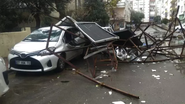 Antalya'da Fırtına Sonrası Temizlik Çalışmaları Devam Ediyor Antalya'da Fırtına Sonrası Temizlik Çalışmaları Devam Ediyor
