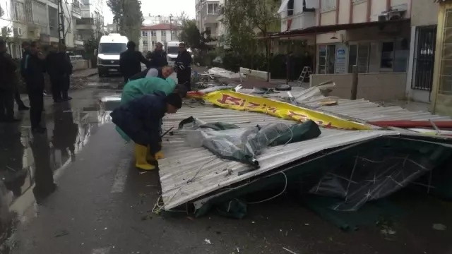 Antalya'da Fırtına Sonrası Temizlik Çalışmaları Devam Ediyor Antalya'da Fırtına Sonrası Temizlik Çalışmaları Devam Ediyor