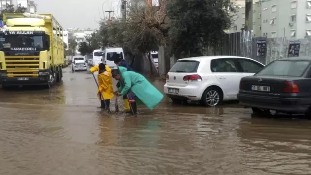 Antalya'da Fırtına Sonrası Temizlik Çalışmaları Devam Ediyor Antalya'da Fırtına Sonrası Temizlik Çalışmaları Devam Ediyor