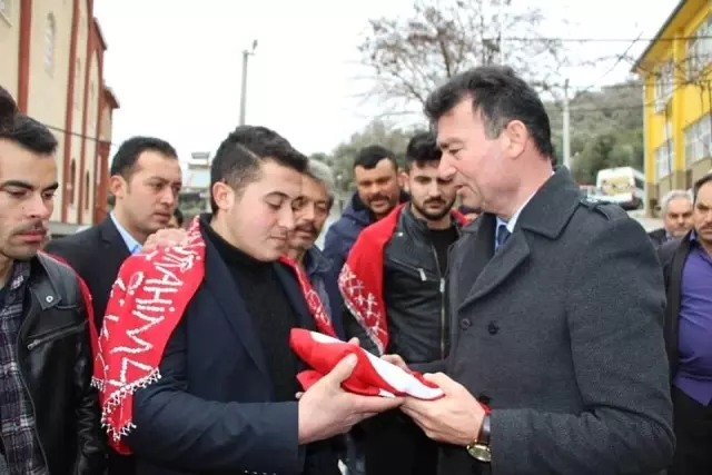 Askere Gidecek Gençlere Anlamlı Hediye