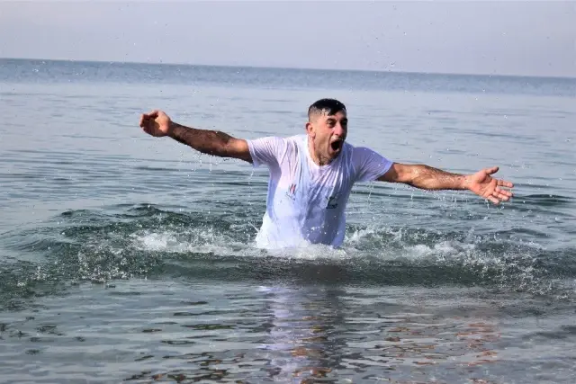 Buz Gibi Havada Van Gölü'nün Mavi Bayraklı Plajında Yüzdüler Buz Gibi Havada Van Gölü'nün Mavi Bayraklı Plajında Yüzdüler