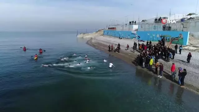 Buz Gibi Havada Van Gölü'nün Mavi Bayraklı Plajında Yüzdüler Buz Gibi Havada Van Gölü'nün Mavi Bayraklı Plajında Yüzdüler