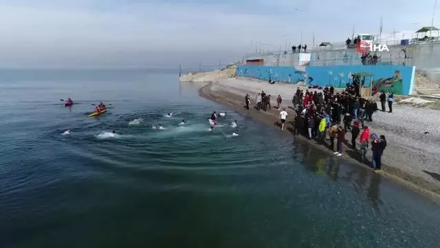 Buz Gibi Havada Van Gölü'nün Mavi Bayraklı Plajında Yüzdüler Buz Gibi Havada Van Gölü'nün Mavi Bayraklı Plajında Yüzdüler