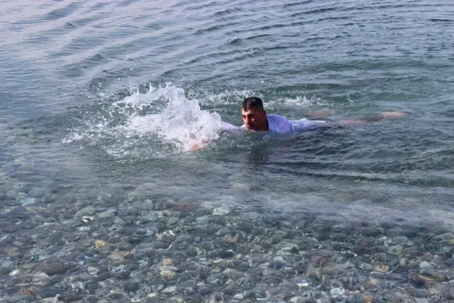 Buz Gibi Havada Van Gölü'nün Mavi Bayraklı Plajında Yüzdüler Buz Gibi Havada Van Gölü'nün Mavi Bayraklı Plajında Yüzdüler