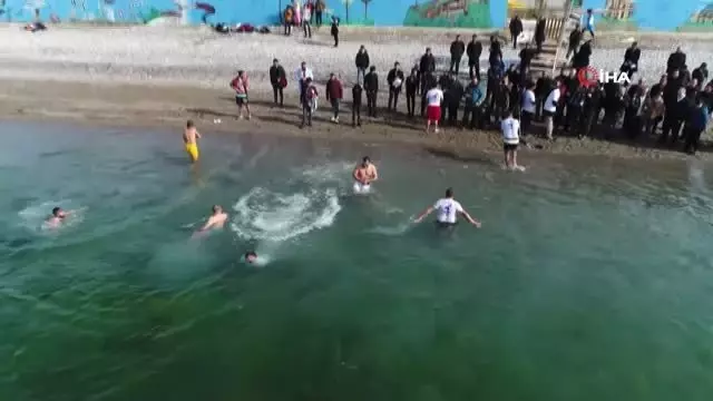 Buz Gibi Havada Van Gölü'nün Mavi Bayraklı Plajında Yüzdüler Buz Gibi Havada Van Gölü'nün Mavi Bayraklı Plajında Yüzdüler