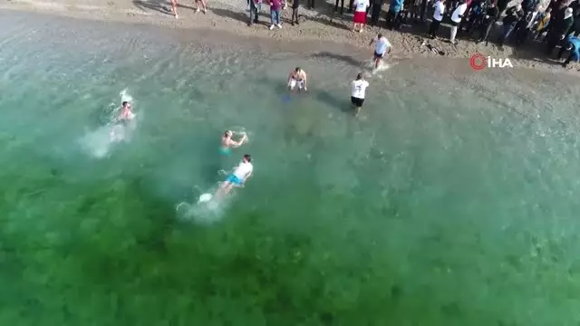 Buz Gibi Havada Van Gölü'nün Mavi Bayraklı Plajında Yüzdüler Buz Gibi Havada Van Gölü'nün Mavi Bayraklı Plajında Yüzdüler