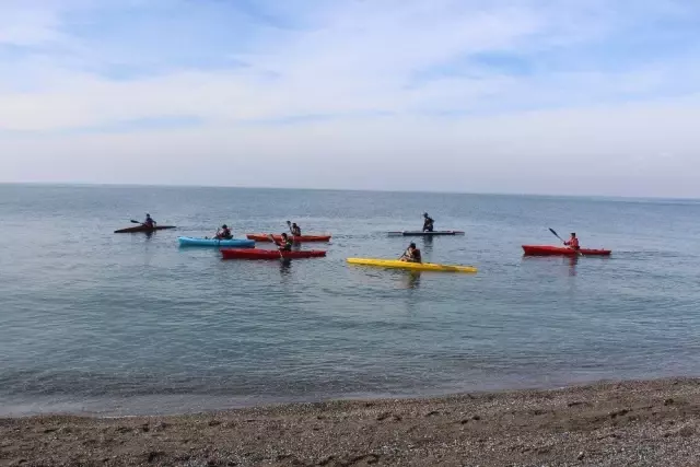 Buz Gibi Havada Van Gölü'nün Mavi Bayraklı Plajında Yüzdüler Buz Gibi Havada Van Gölü'nün Mavi Bayraklı Plajında Yüzdüler