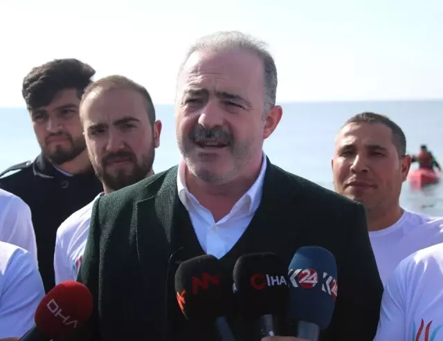 Buz Gibi Havada Van Gölü'nün Mavi Bayraklı Plajında Yüzdüler Buz Gibi Havada Van Gölü'nün Mavi Bayraklı Plajında Yüzdüler