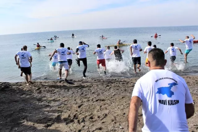 Buz Gibi Havada Van Gölü'nün Mavi Bayraklı Plajında Yüzdüler Buz Gibi Havada Van Gölü'nün Mavi Bayraklı Plajında Yüzdüler