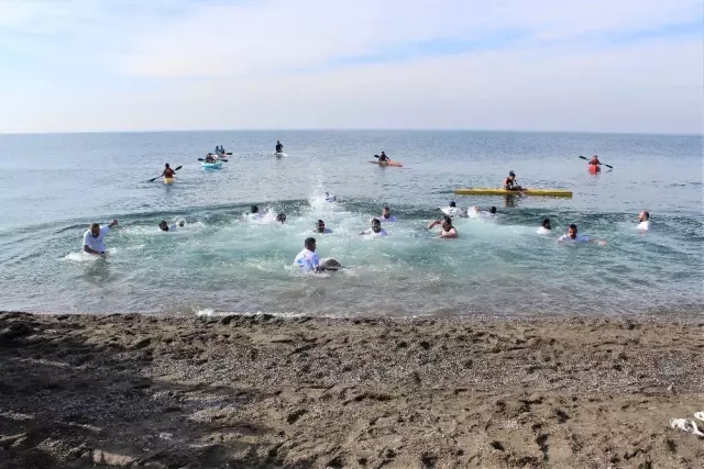Buz Gibi Havada Van Gölü'nün Mavi Bayraklı Plajında Yüzdüler Buz Gibi Havada Van Gölü'nün Mavi Bayraklı Plajında Yüzdüler