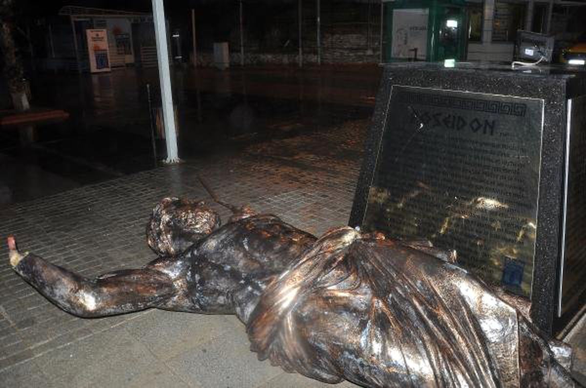 Didim'de Fırtına, Poseidon Heykeli Devrildi