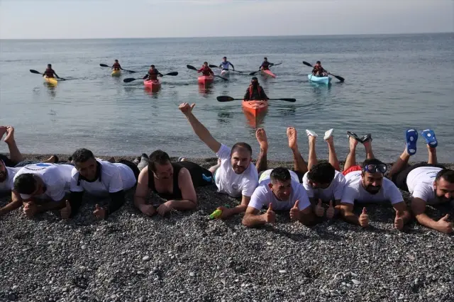 Dondurucu Soğukta Van Gölü'nde Yüzdüler Dondurucu Soğukta Van Gölü'nde Yüzdüler