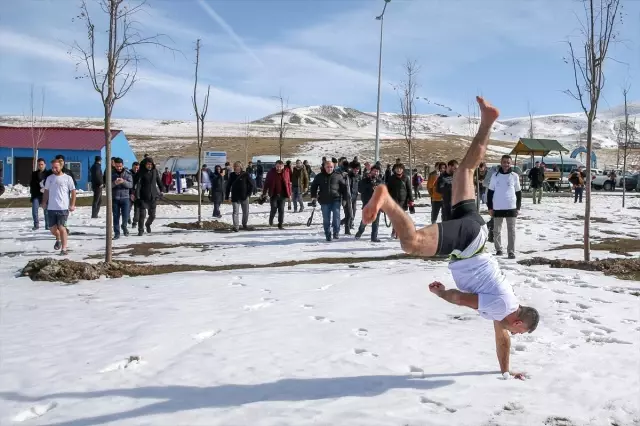 Dondurucu Soğukta Van Gölü'nde Yüzdüler Dondurucu Soğukta Van Gölü'nde Yüzdüler