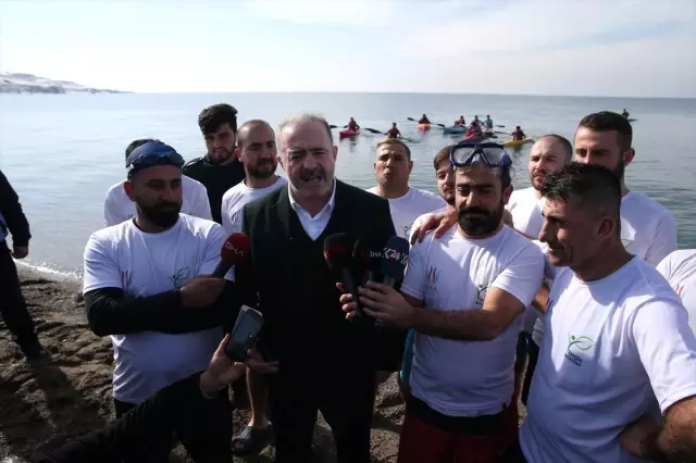 Dondurucu Soğukta Van Gölü'nde Yüzdüler Dondurucu Soğukta Van Gölü'nde Yüzdüler