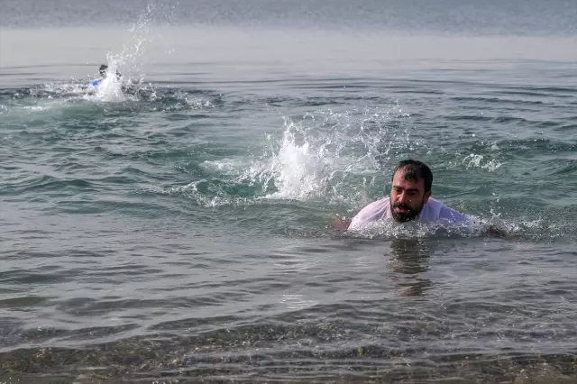 Dondurucu Soğukta Van Gölü'nde Yüzdüler Dondurucu Soğukta Van Gölü'nde Yüzdüler