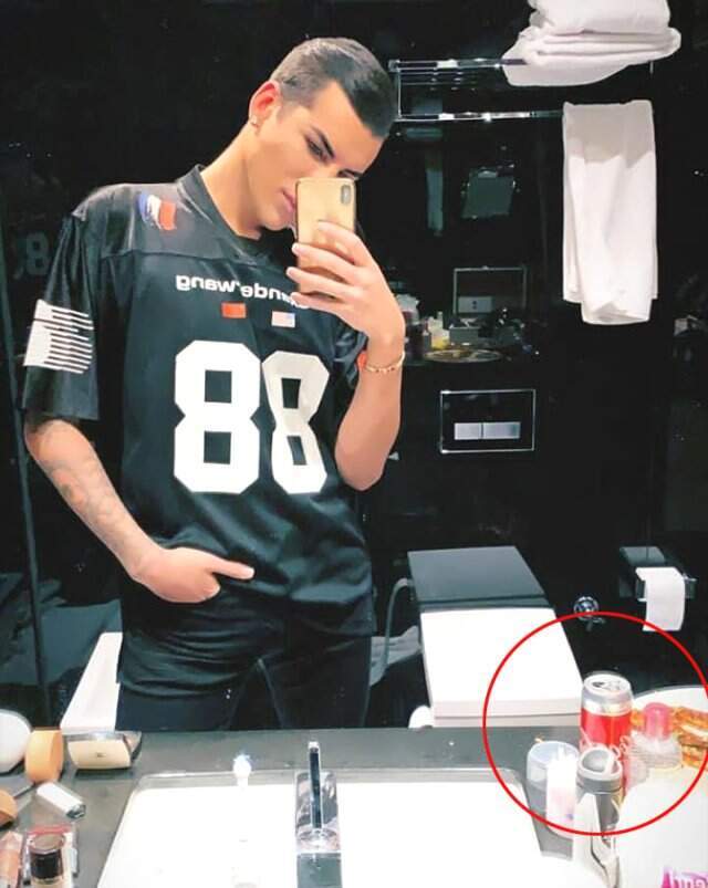 Kerimcan Durmaz, Instagram Hesabından Banyoda Yemek Yediği Anları Paylaştı