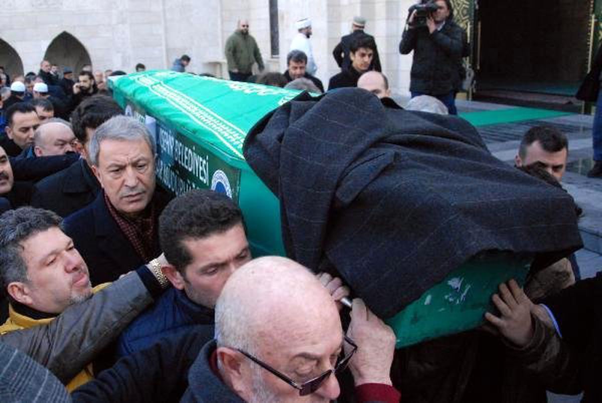 Milli Savunma Bakanı Hulusi Akar, Çocukluk Arkadaşını Son Yolculuğuna Uğurladı