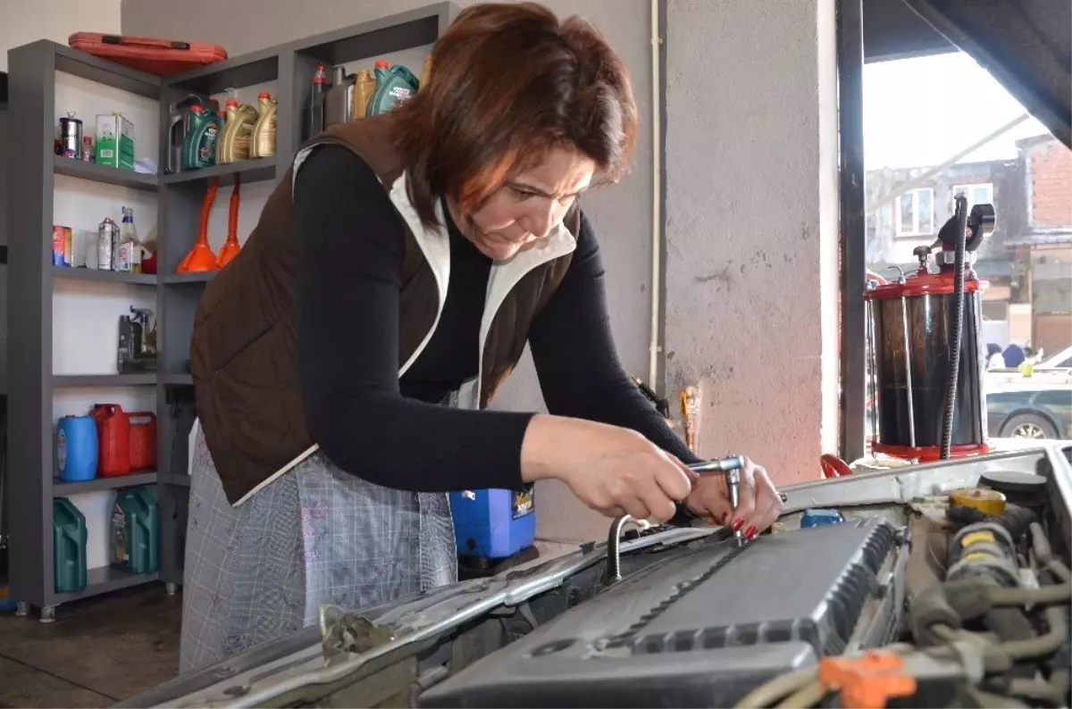 Ojeli Tırnakları ile 'Motor' Yağına Dokunuyor