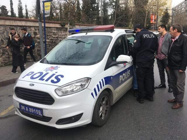Otobüsü Tekmeleyip Kaçan Saldırgan, Sinirini Alamayıp Geri Dönünce Yakalandı