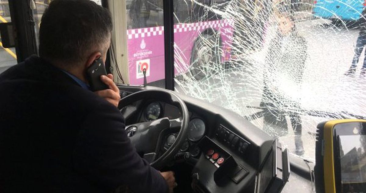 Otobüsü Tekmeleyip Kaçan Saldırgan, Sinirini Alamayıp Geri Dönünce Yakalandı